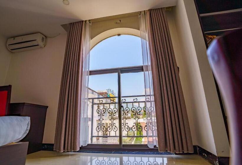 اتاق استاندارد چهارنفره با بالکن, Sapa Crown
