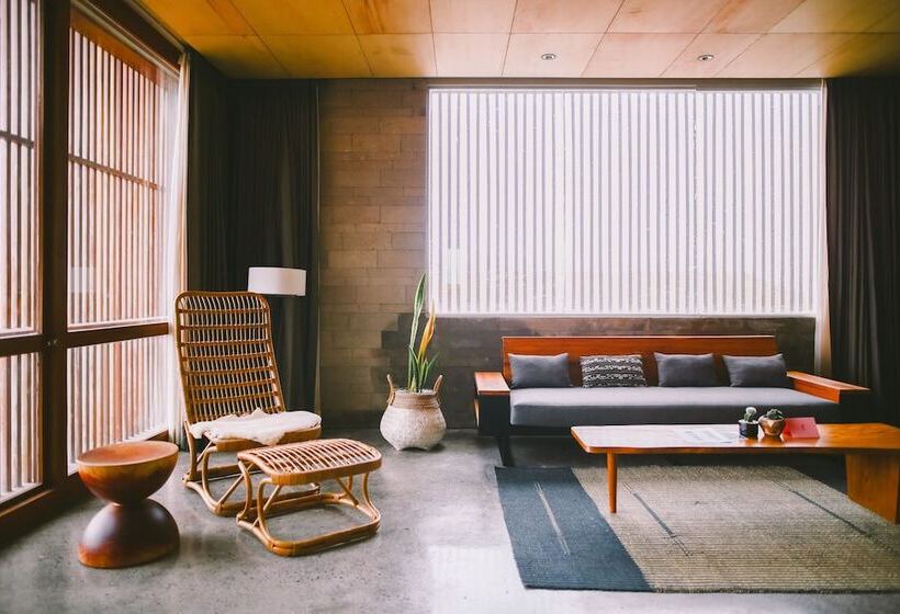 Suíte com Piscina, The Slow