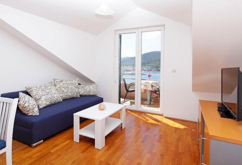 شقة غرفة نوم واحدة مطلة علي البحر مزوَّدة بشُرفة, Apartments Vala