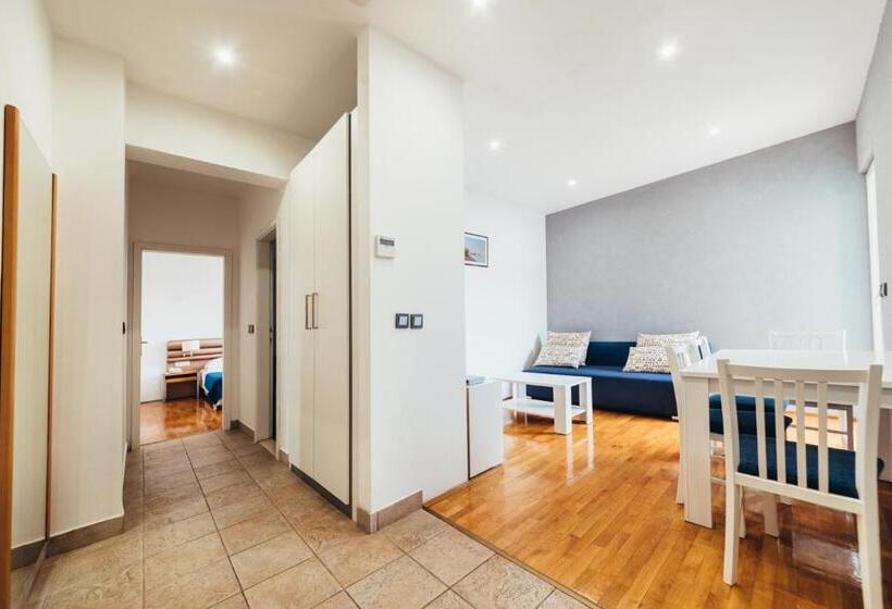 شقة غرفة نوم واحدة مطلة علي البحر مزوَّدة بشُرفة, Apartments Vala