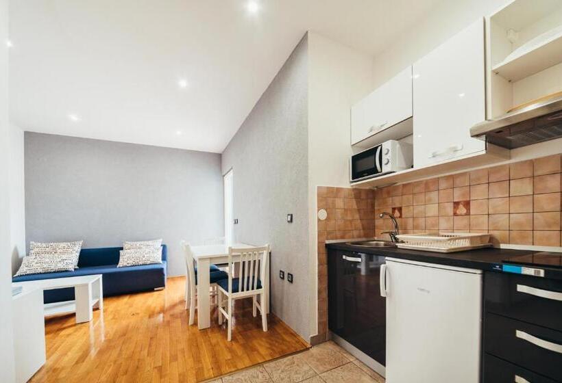 شقة غرفة نوم واحدة مطلة علي البحر مزوَّدة بشُرفة, Apartments Vala