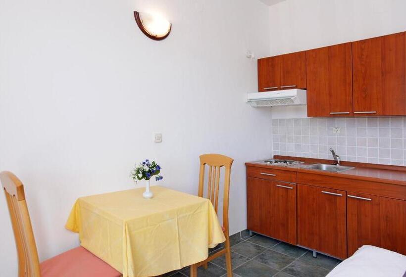 إستوديو قياسى مطل على البحر مزوَّد بشرفة, Apartments Vala