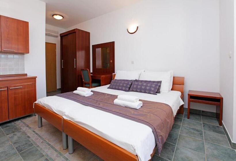 إستوديو قياسى مطل على البحر مزوَّد بشرفة, Apartments Vala