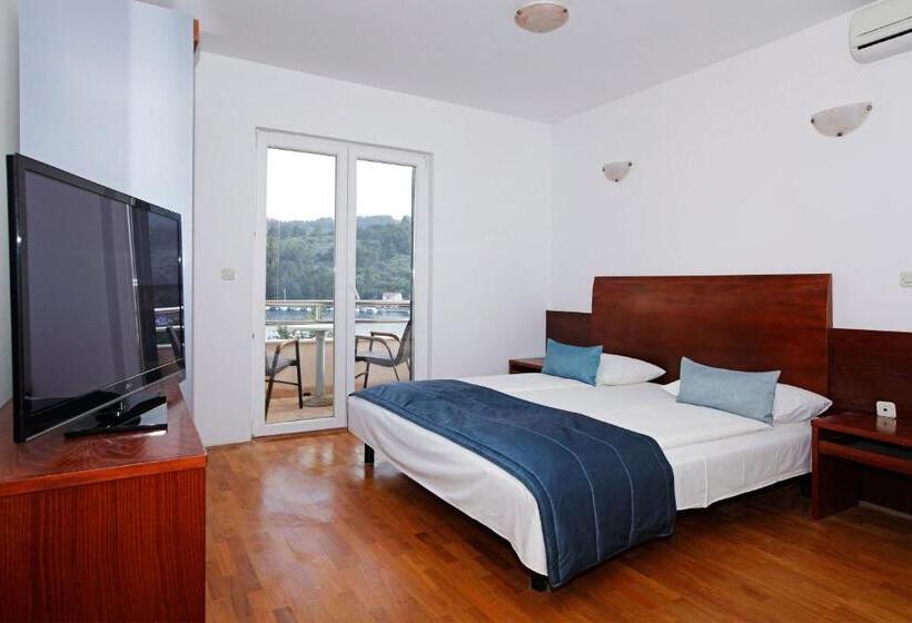 غرفة قياسية مطلّة علي البحر مزوَّدة بشُرفة, Apartments Vala