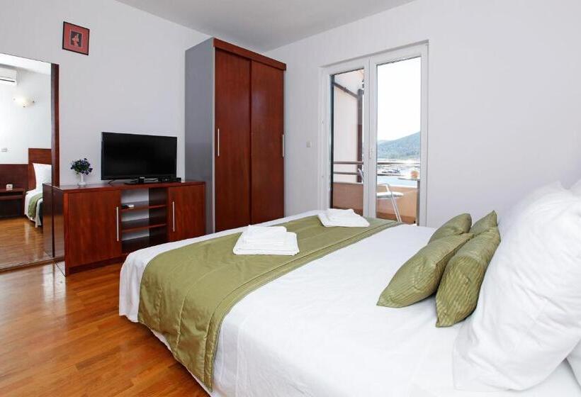 اتاق استاندارد با بالکن و چشم‌انداز دریا, Apartments Vala