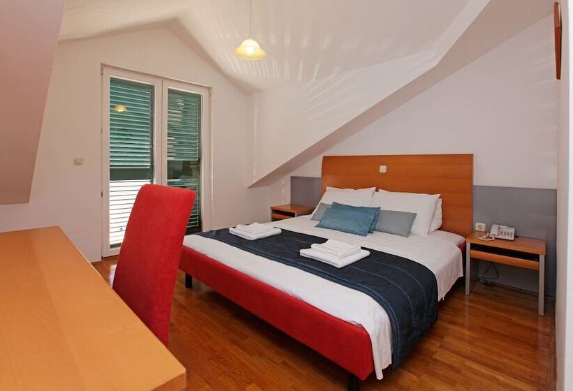 اتاق استاندارد با بالکن و چشم‌انداز دریا, Apartments Vala
