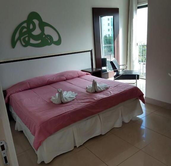 标准间, Alzira Plaza