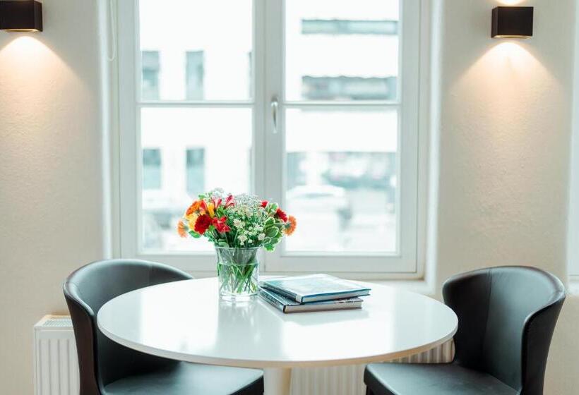 Студия Deluxe, The House Of Edward