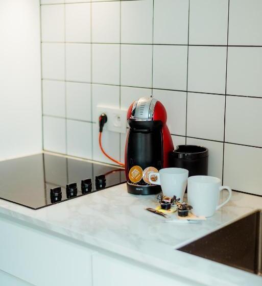 Студия Deluxe, The House Of Edward