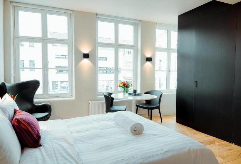 Студия Deluxe, The House Of Edward