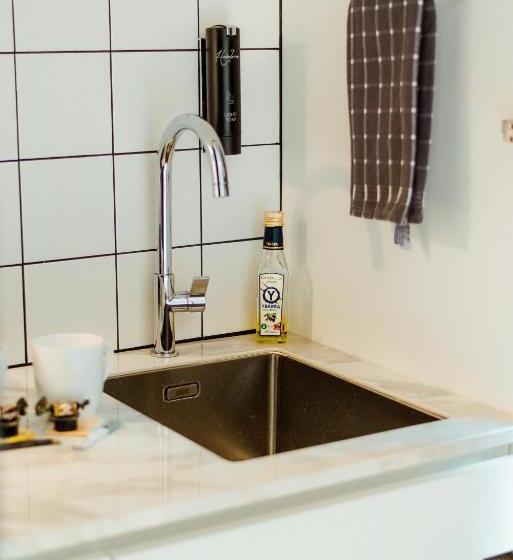 Студия Deluxe, The House Of Edward