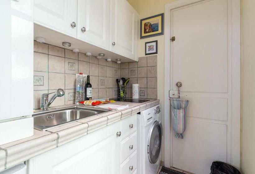 带1个卧室的公寓, Very Charming Studio Apartment On Port In Cannes A Short Walk To Palais With Aircon And Internet 411