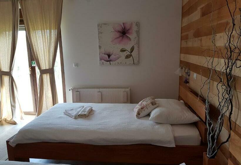 غرفة قياسية ثلاثية مزودة بشرفة, Villa Stone