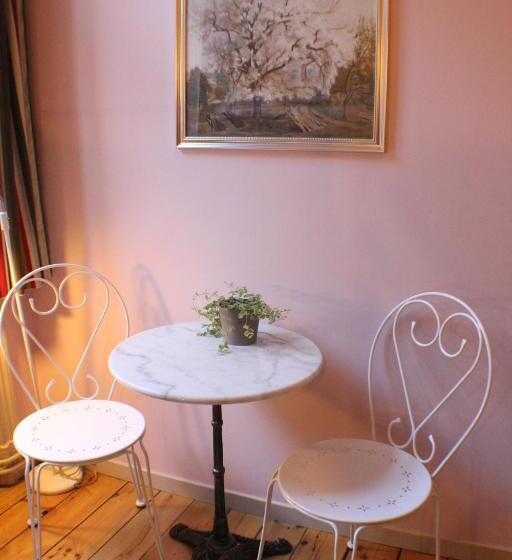 스탠다드 4인용 룸 공용 욕실, Castanea Old Town Hostel