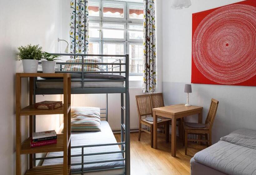 חדר סטנדרטי לארבעה עם חדר אמבטיה משותף, Castanea Old Town Hostel