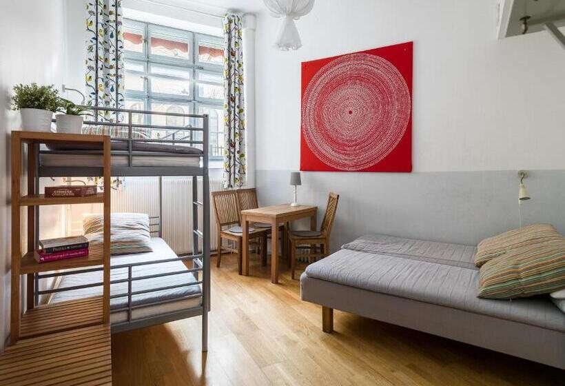 חדר סטנדרטי לארבעה עם חדר אמבטיה משותף, Castanea Old Town Hostel