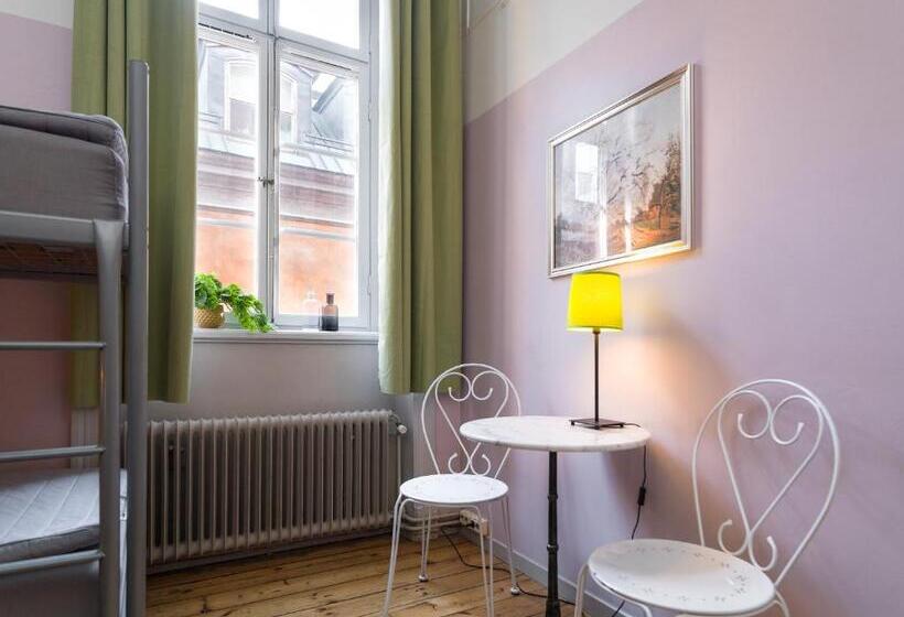 חדר סטנדרטי לארבעה עם חדר אמבטיה משותף, Castanea Old Town Hostel