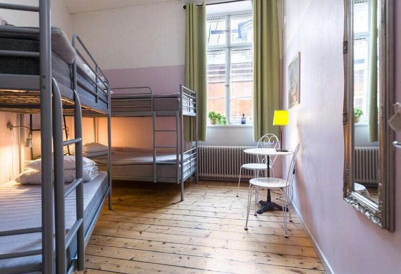 스탠다드 4인용 룸 공용 욕실, Castanea Old Town Hostel