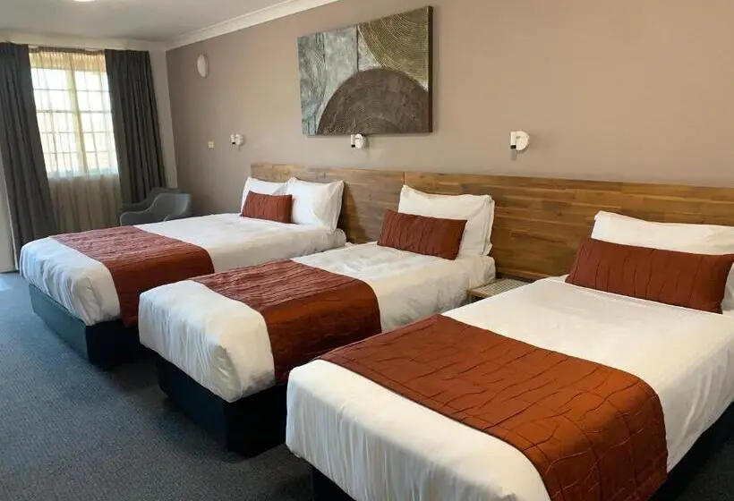 ファミリーステューディオ, In Town Motor Inn