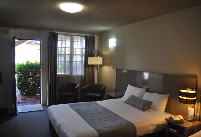 Номер Deluxe, In Town Motor Inn