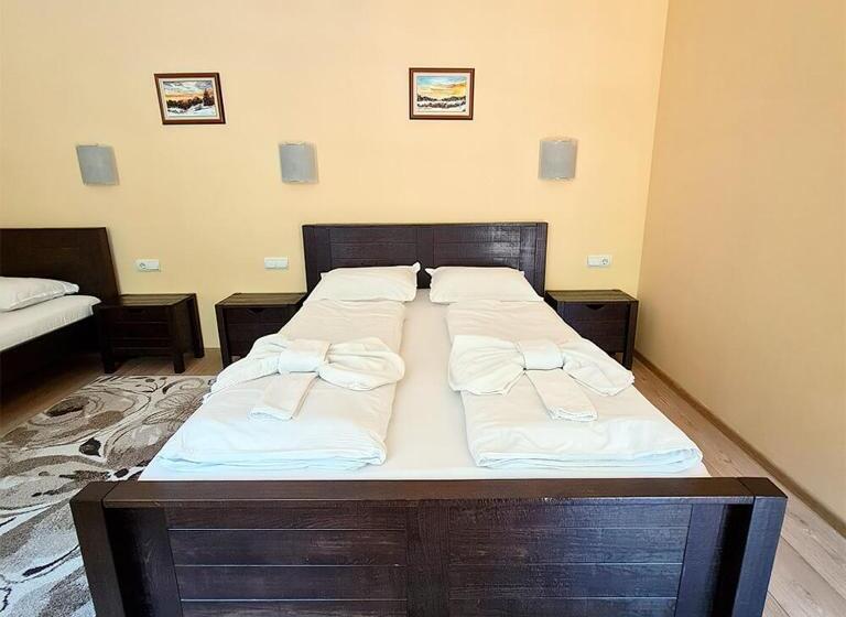 غرفة قياسية ثلاثية مزودة بشرفة, Family Hotel Chiflik Hills