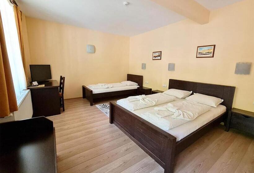 غرفة قياسية ثلاثية مزودة بشرفة, Family Hotel Chiflik Hills