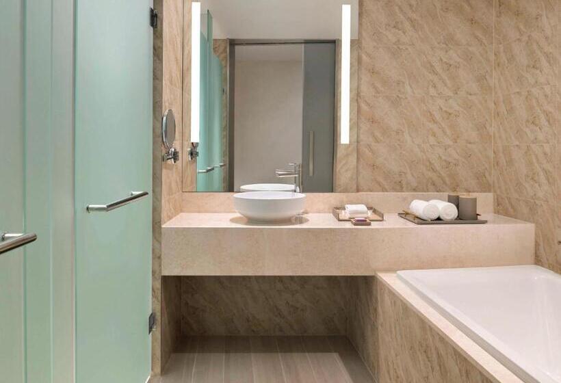 اتاق لوکس با تخت بزرگ, Mövenpick Hotel & Apartments Ghala Muscat