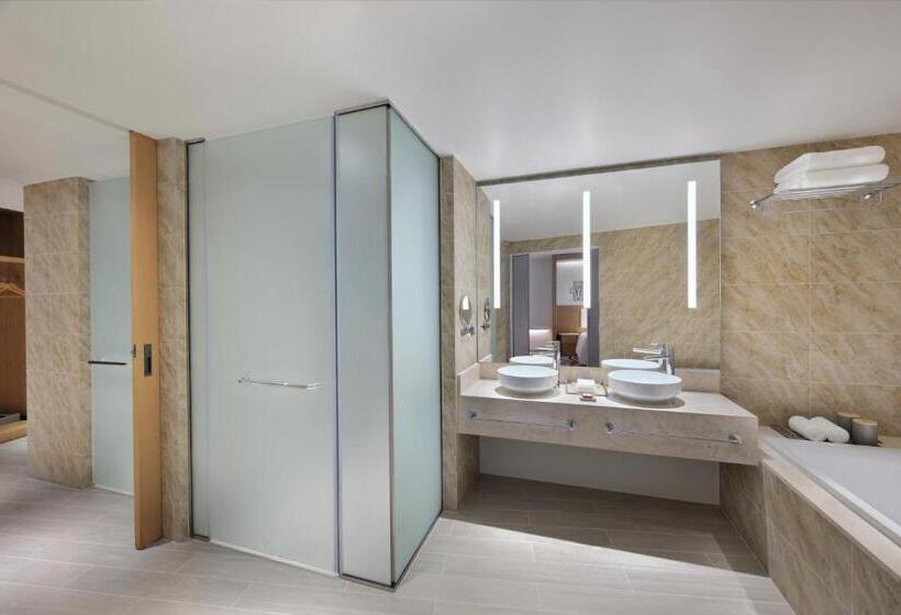 اتاق اجرایی با تخت بزرگ, Mövenpick Hotel & Apartments Ghala Muscat