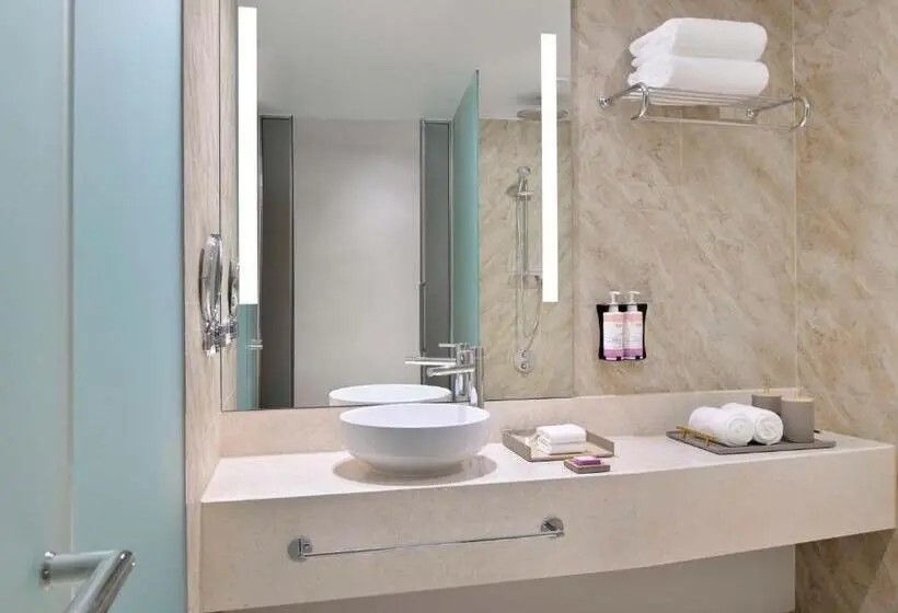 اتاق اجرایی با تخت بزرگ, Mövenpick Hotel & Apartments Ghala Muscat
