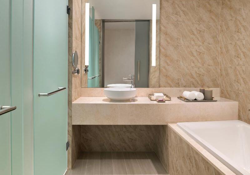 اتاق لوکس با تخت بزرگ, Mövenpick Hotel & Apartments Ghala Muscat