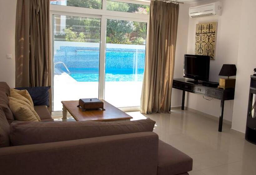 بنغل قياسي مطل على المسبح, Lagada Bay Resort