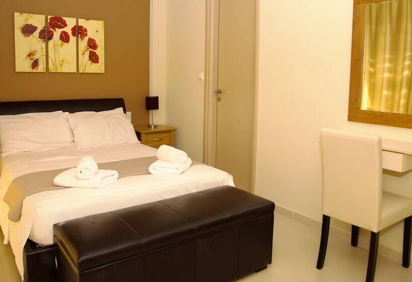 بنغل قياسي مطل على المسبح, Lagada Bay Resort