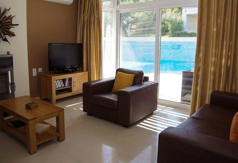 بنغل قياسي مطل على المسبح, Lagada Bay Resort