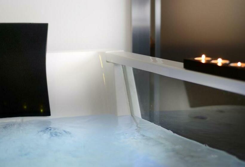 سوئیت با وان آب گرم, Barbarella Suite