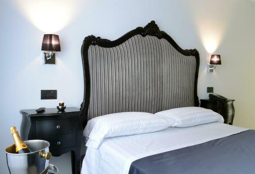 سوئیت با وان آب گرم, Barbarella Suite