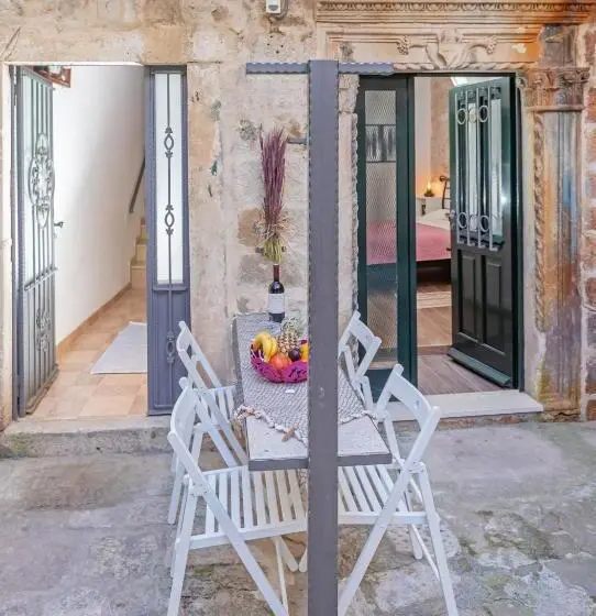 تختخواب در اتاق مشترک, Booba Rooms