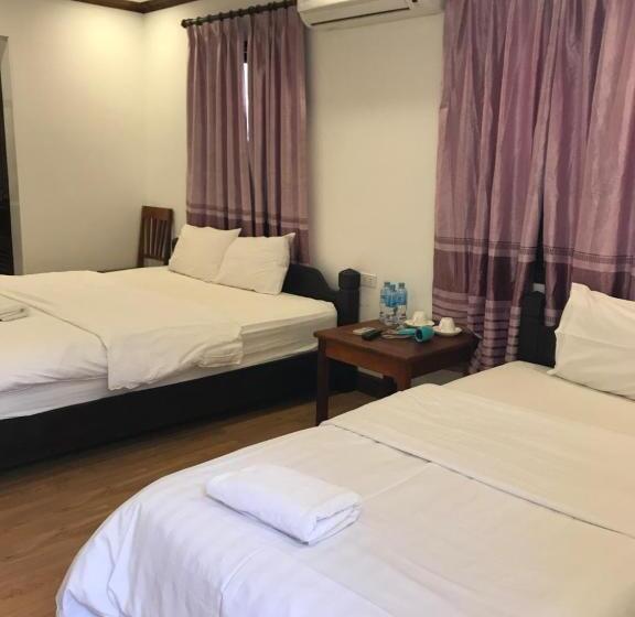 غرفة سوبيريور ثلاثية, Golden Lotus Place