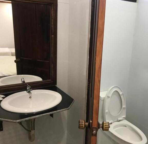 غرفة سوبيريور ثلاثية, Golden Lotus Place