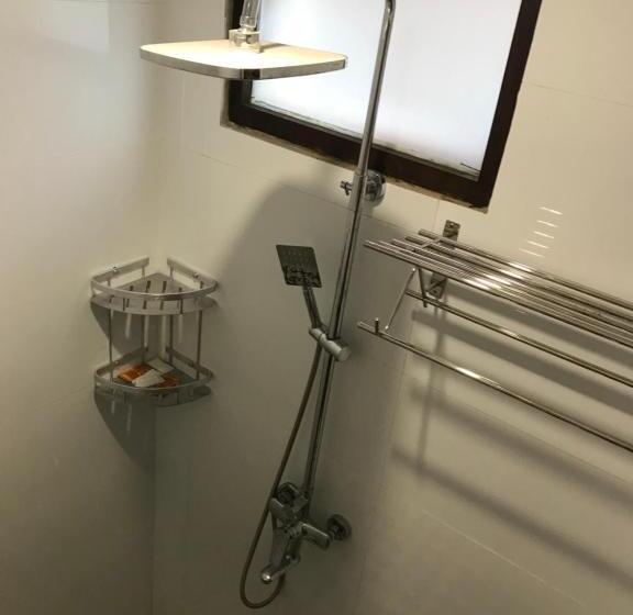 غرفة سوبيريور ثلاثية, Golden Lotus Place