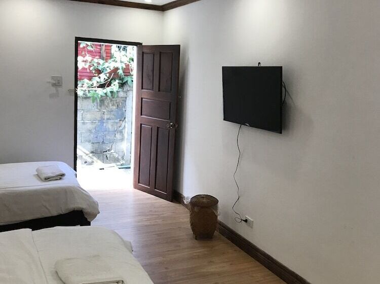 غرفة سوبيريور ثلاثية, Golden Lotus Place