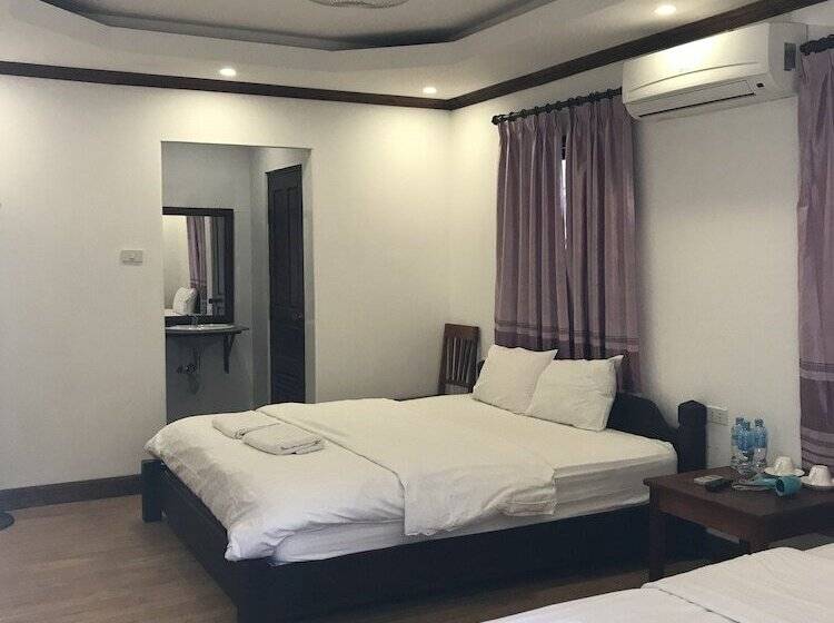 غرفة سوبيريور ثلاثية, Golden Lotus Place