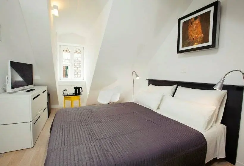 Habitaciï¿½n Estï¿½ndar Abuhardillada, Grgur Ninski Rooms