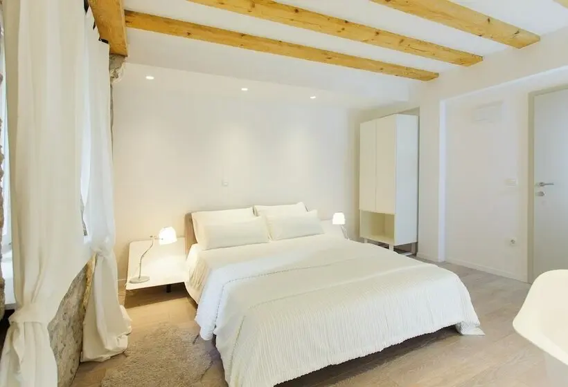 اتاق لوکس با چشم‌انداز شهر, Grgur Ninski Rooms