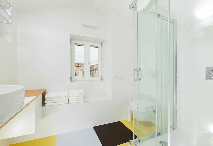 Habitaci�n Est�ndar Abuhardillada, Grgur Ninski Rooms