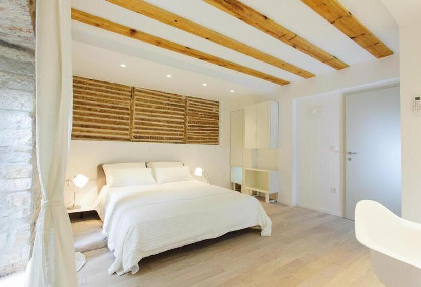 اتاق لوکس با بالکن, Grgur Ninski Rooms