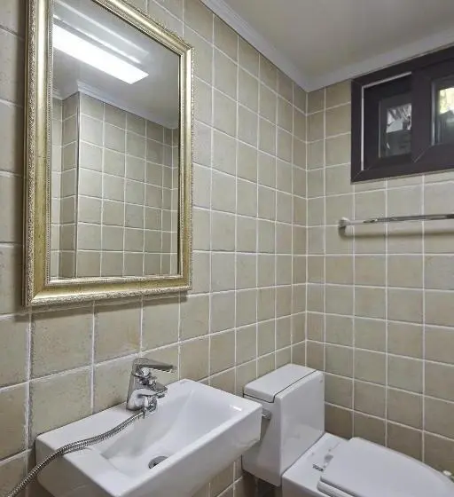 اتاق استاندارد یک تخته با سرویس بهداشتی مشترک, Jiwoljang Guest House