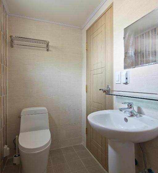 Quarto Familiar, Jiwoljang Guest House