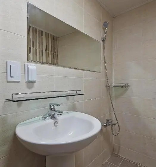 اتاق خانوادگی, Jiwoljang Guest House
