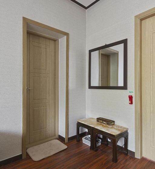 Quarto Familiar, Jiwoljang Guest House