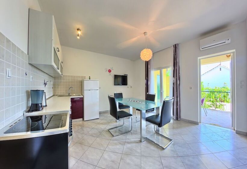 带花园景观及2个卧室的公寓, Apartments Cvita Holiday